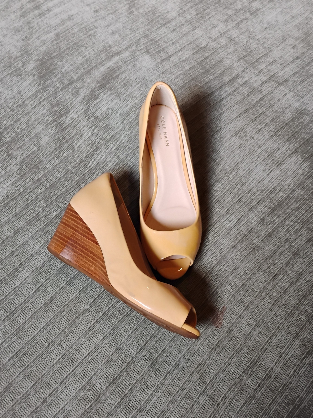 Cole Haan Light Yellow Nude Patent Leather Peep Toe Wedge Heels Size 7B